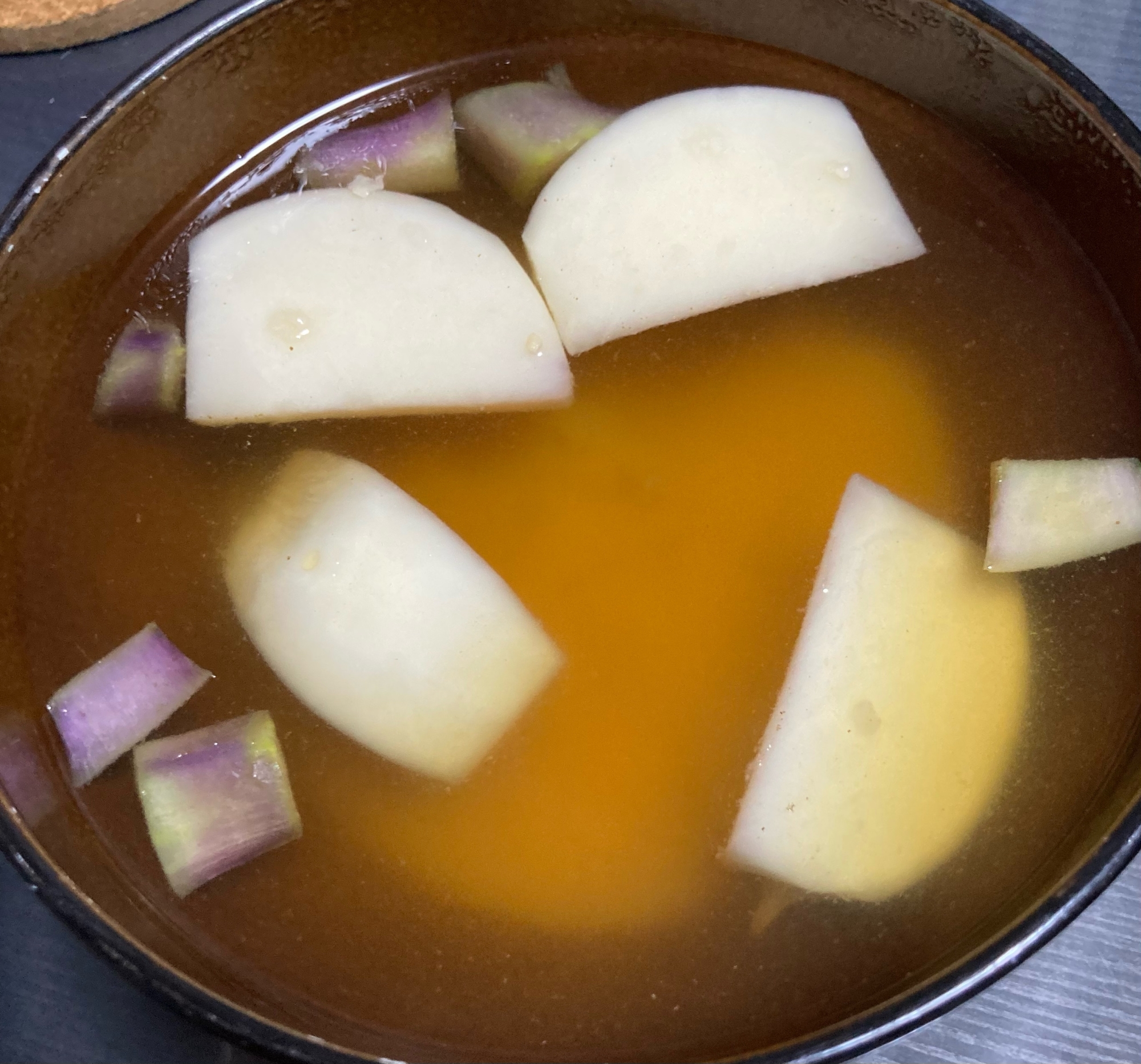 お酒とお醤油が隠し味のカブが染みたお味噌汁！