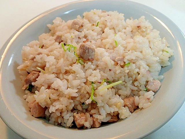 ブイヨンで　豚肉と豆苗の雑穀チャーハン