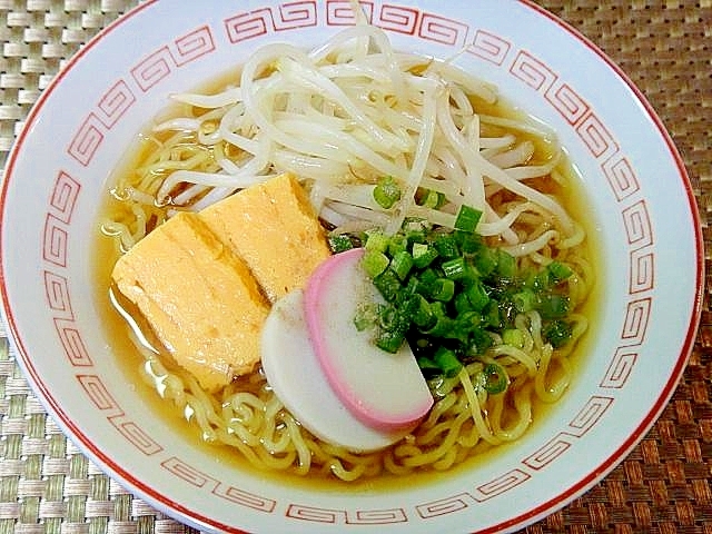 おせちの残りで☆もやしとかまぼこ卵焼きのラーメン