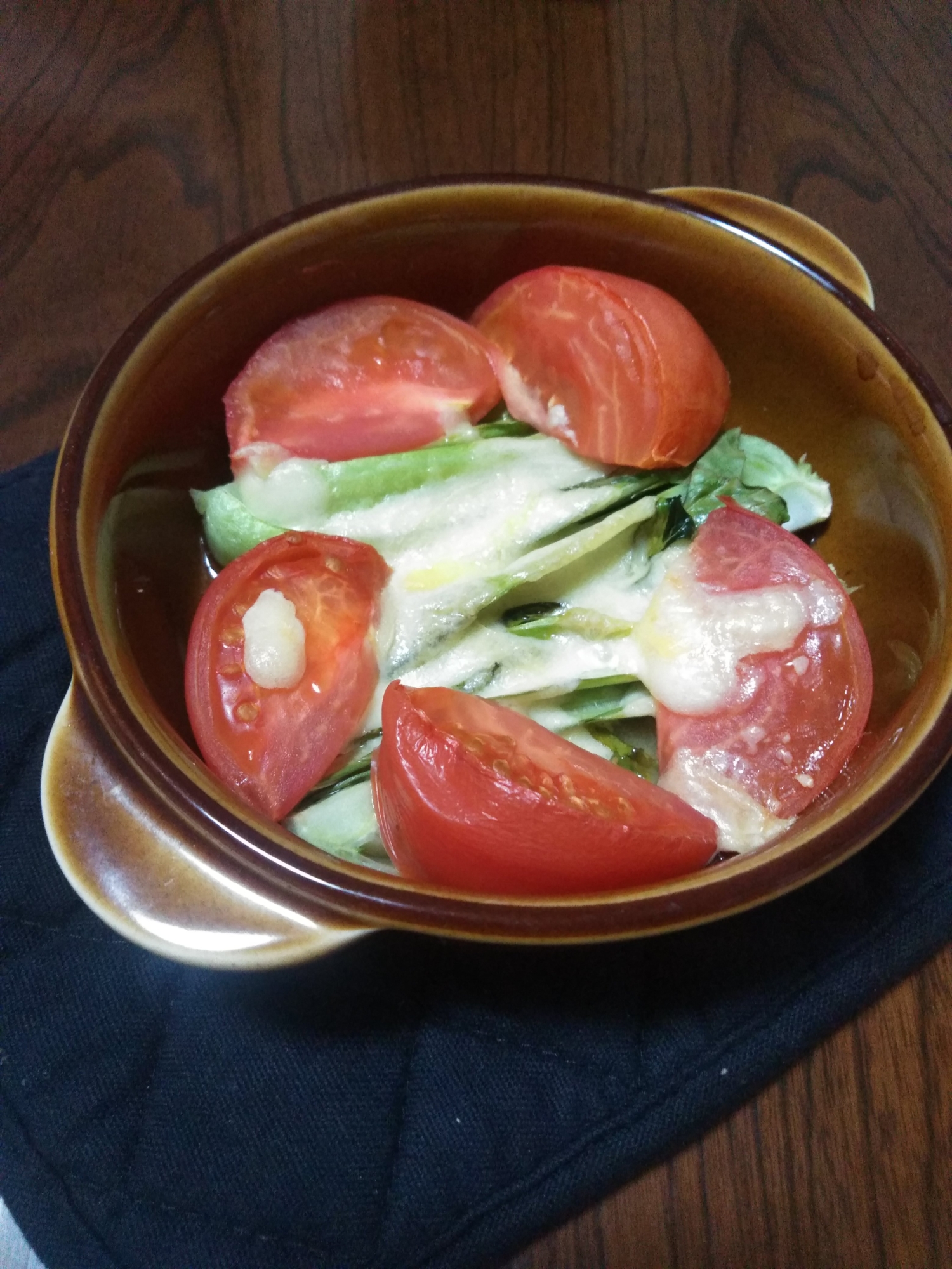 トマトとチンゲン菜のチーズ焼き