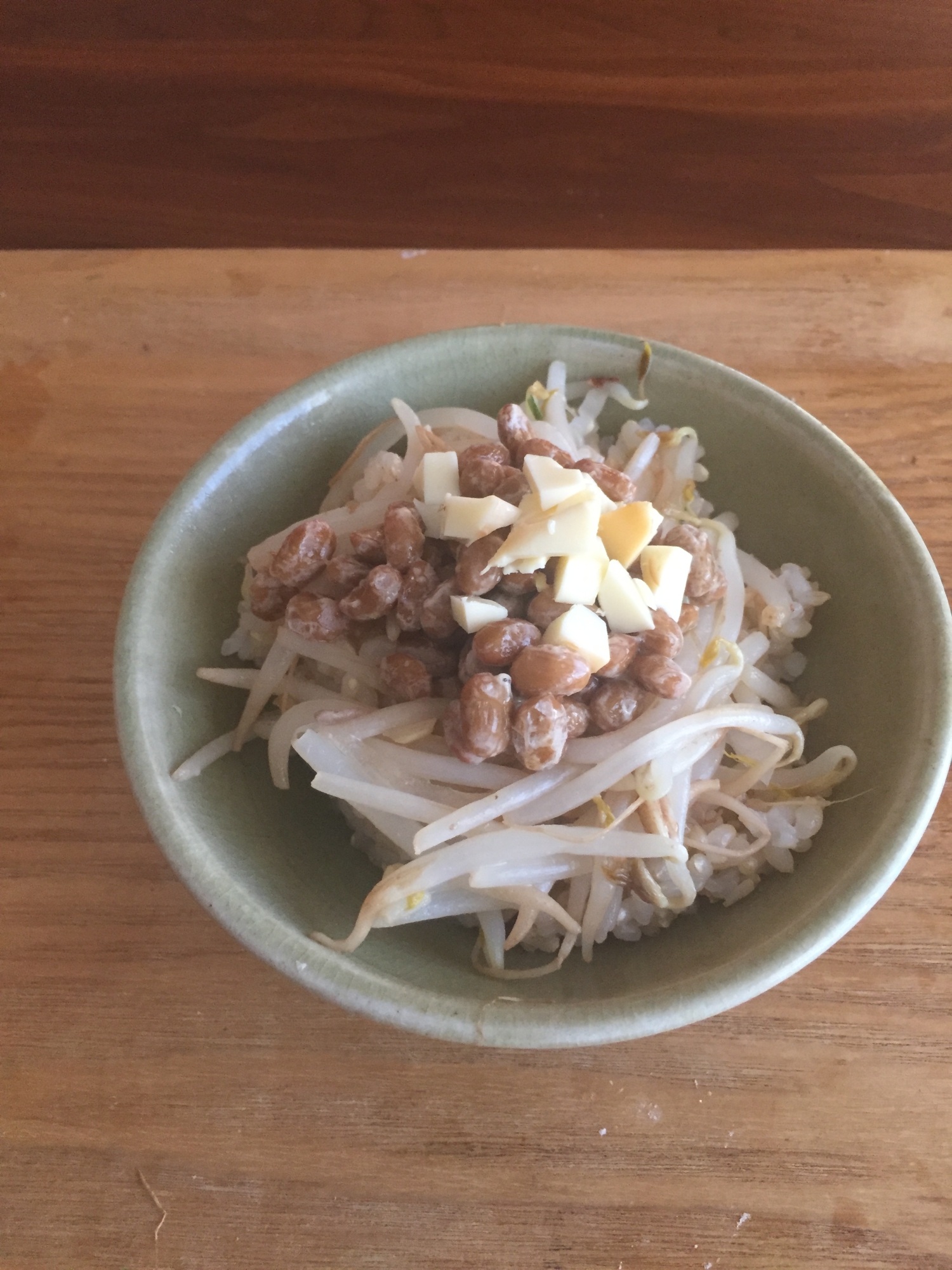 朝ごはんにチーズのせ、もやし納豆どん！