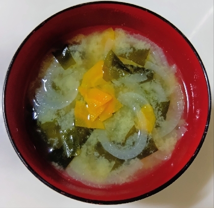 人参と玉ねぎとわかめの味噌汁