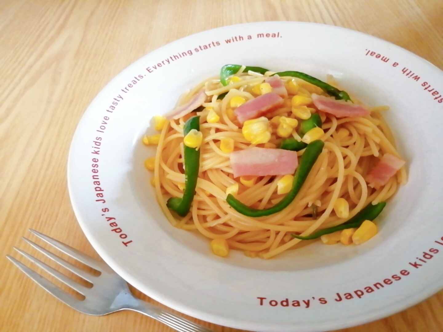 とうもろこしとピーマンとベーコンのバター醤油パスタ