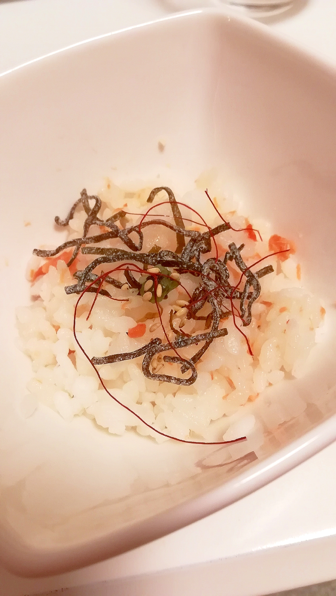 鮭と塩昆布と白ごまと糸唐辛子の混ぜご飯