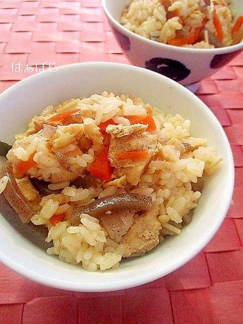 こんにゃくと油揚げ多め♪具沢山な炊き込みご飯