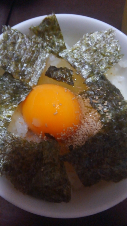 小3の娘作。
無造作にちぎられた大き目の海苔が、ざっぱな（よくいえばおおらかな）性格が表れ出た卵かけになりました！
冷凍卵のもちトロ楽しんで食べていました。