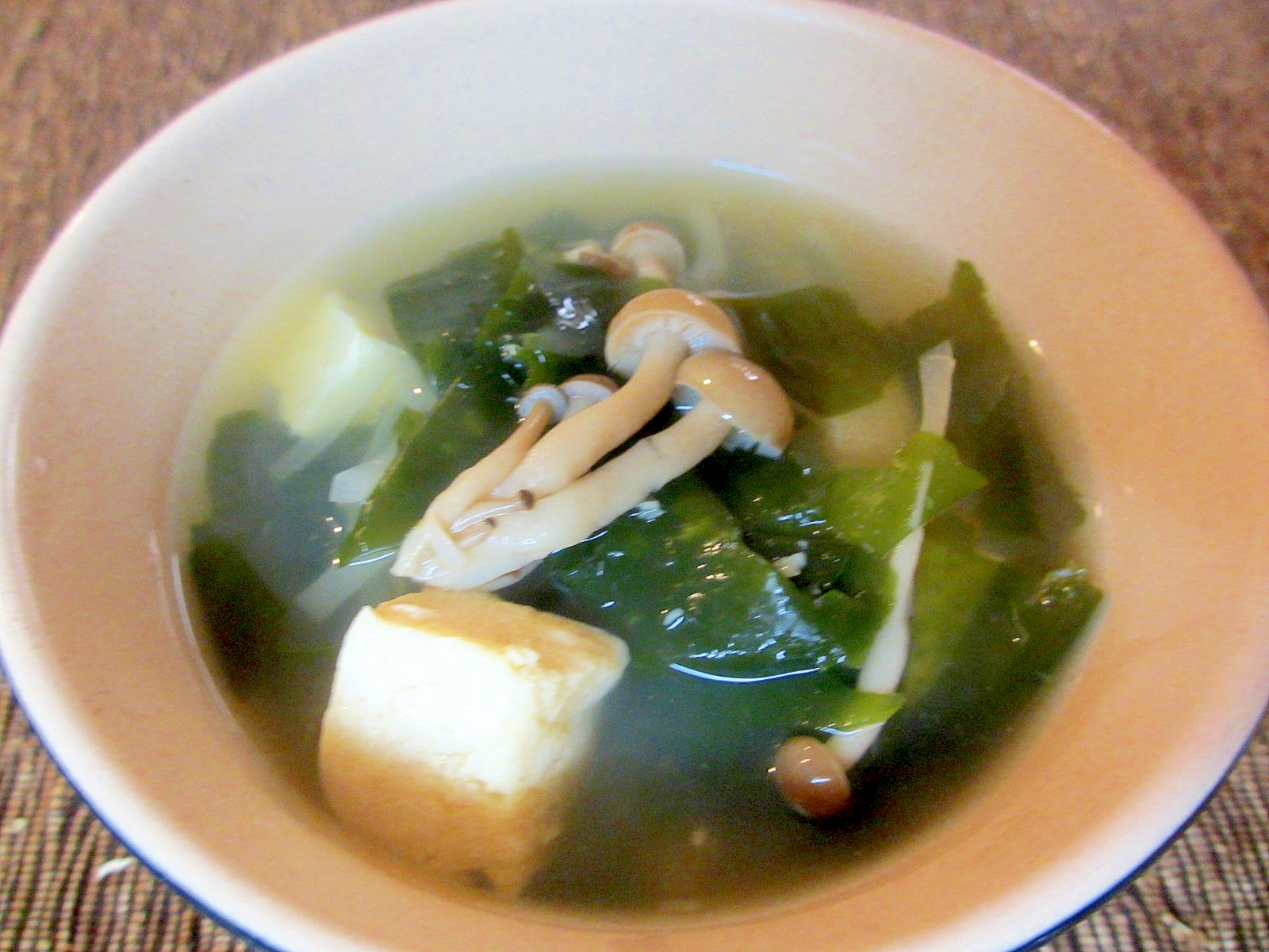 ホタテ出汁で凍り豆腐とワカメのスープ