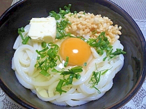 簡単♪たまごバター天かすうどん