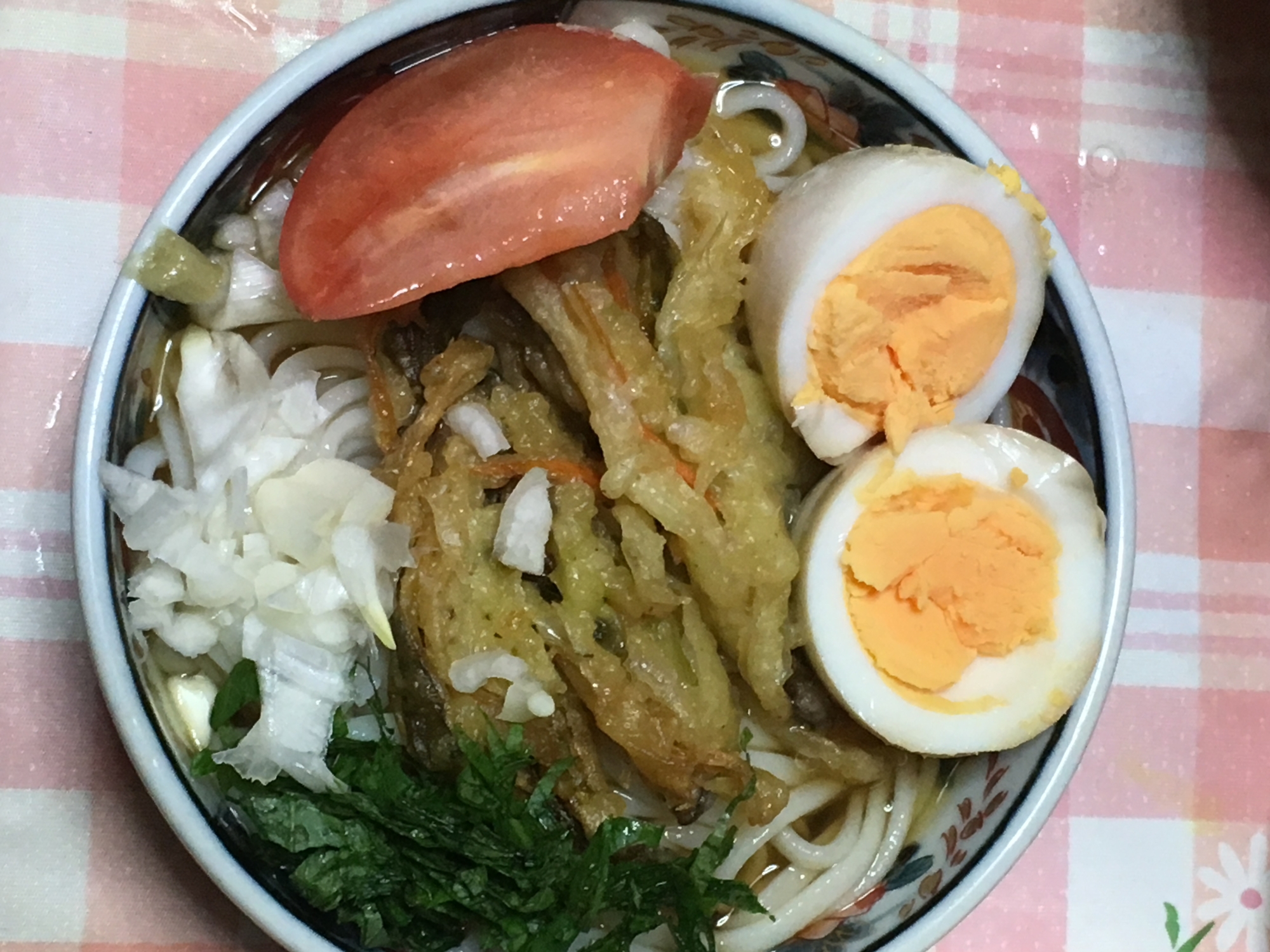 味付き卵、トマト、かき揚げ、大葉、ネギの冷うどん