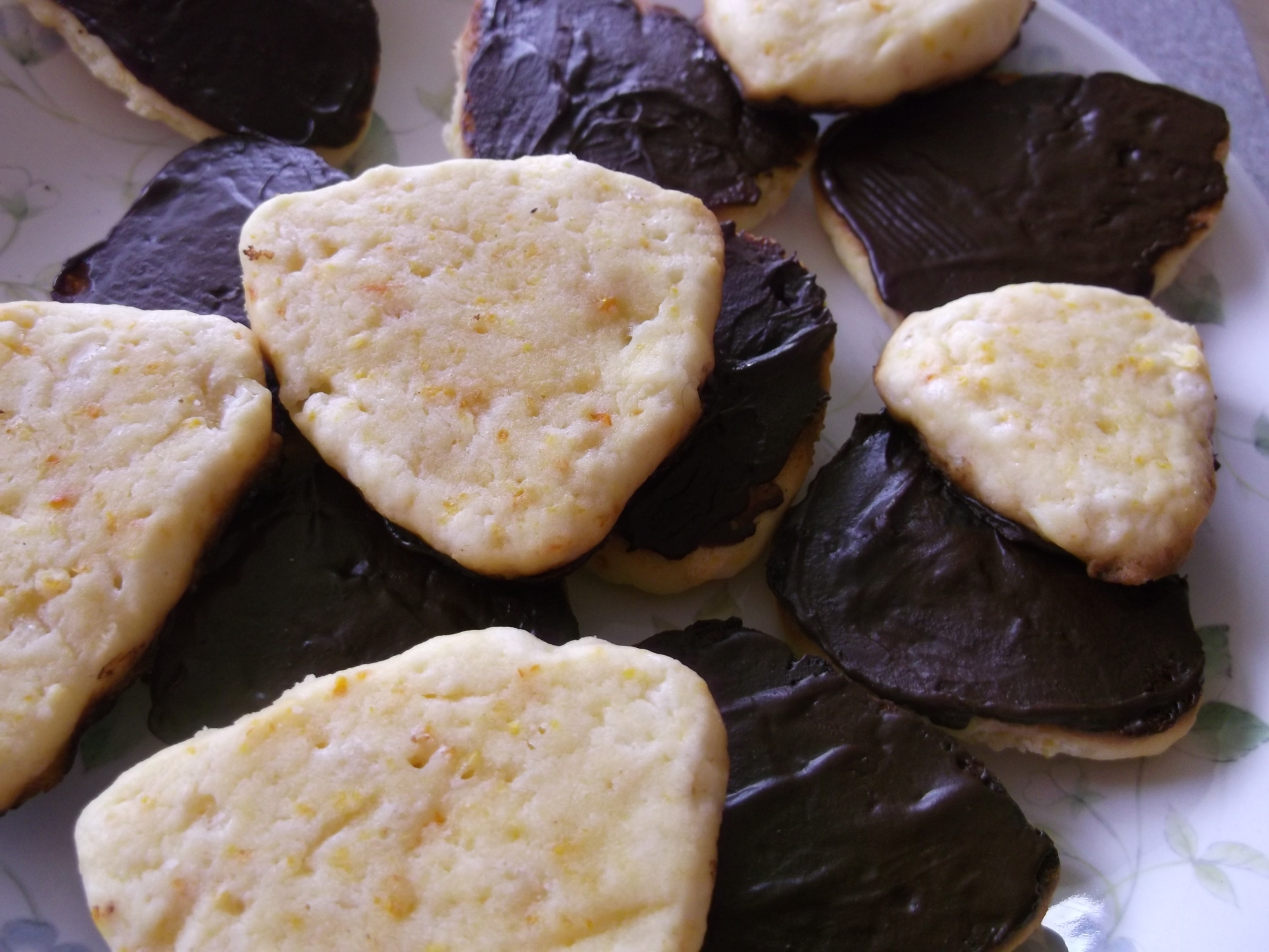 チョココーティングのオレンジ風味クッキー