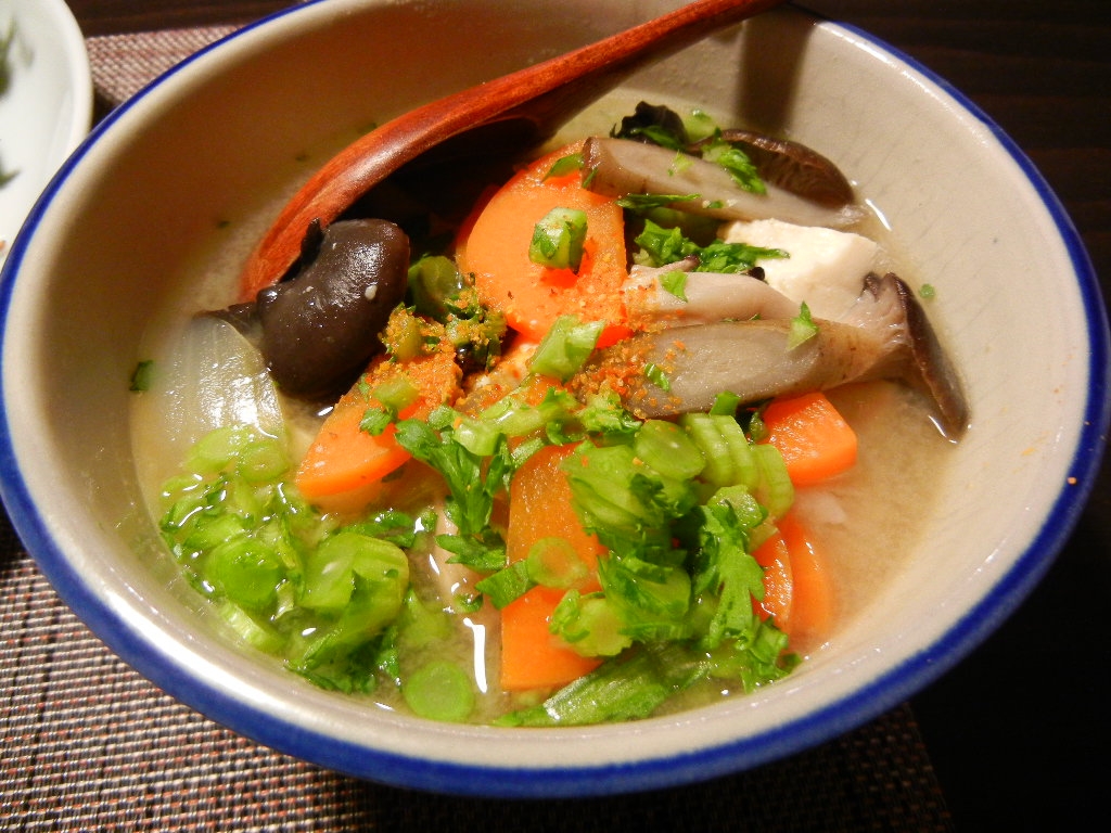 ヒラタケと根野菜の豆腐汁