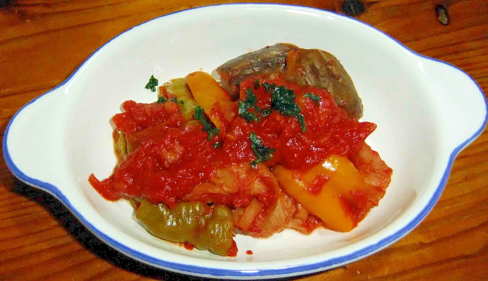 白い器に盛られた、パプリカと車麩のトマト煮