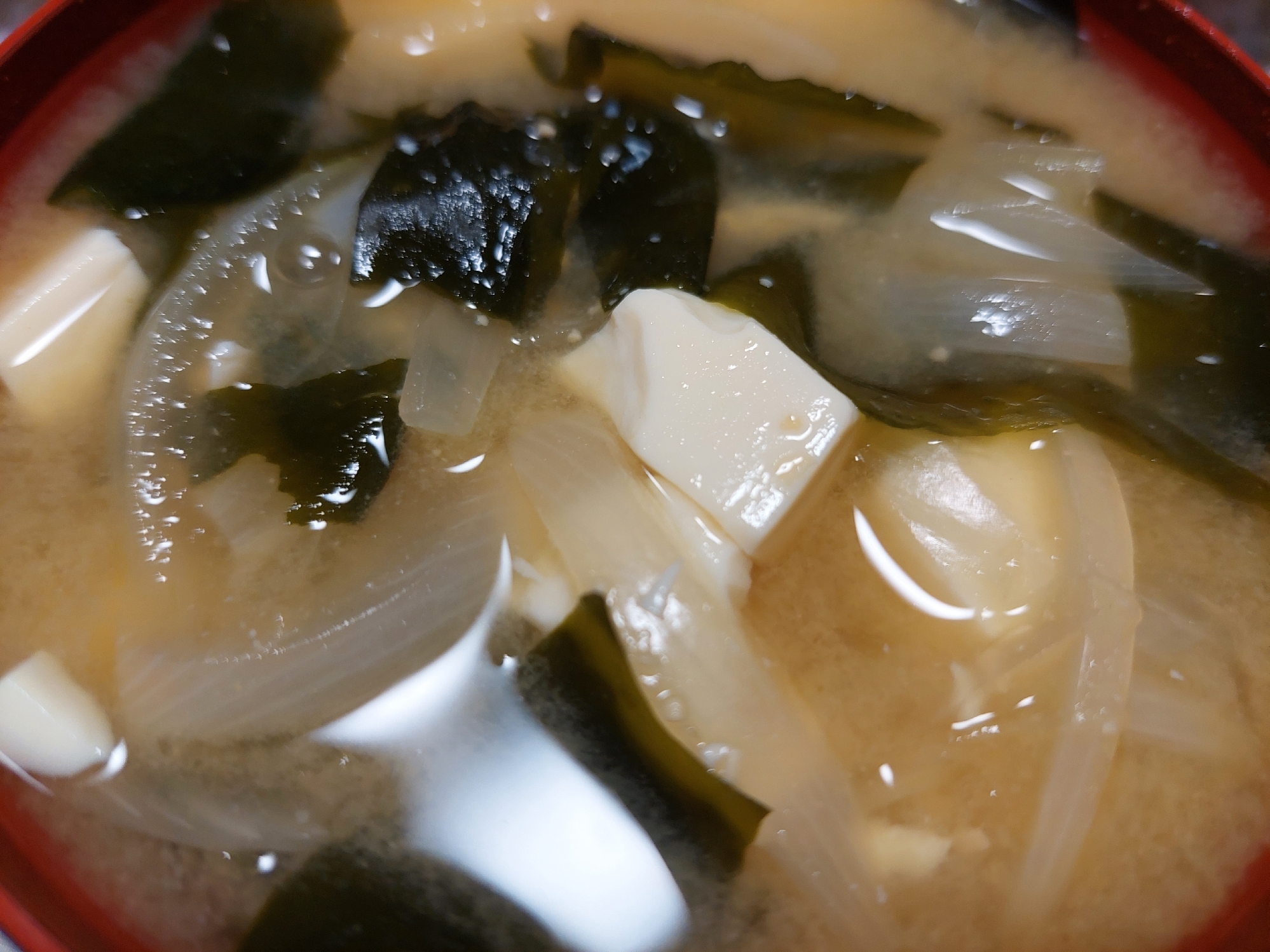 豆腐とわかめと新たまねぎのお味噌汁