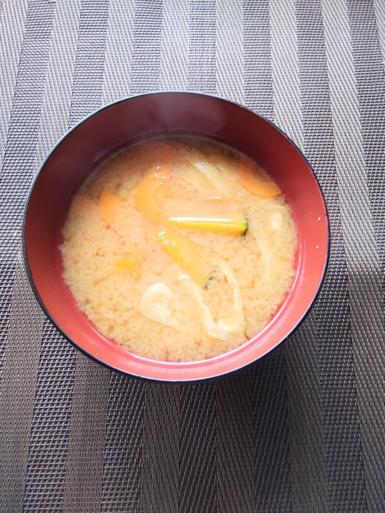 カロテンたっぷり☆カボチャと人参と油揚げの味噌汁