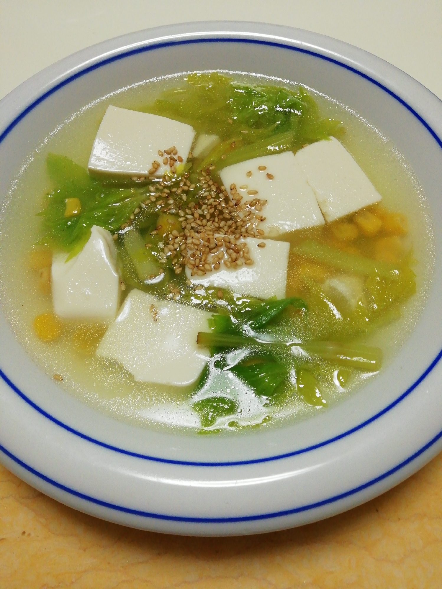 豆腐とセロリ葉とコーンの中華スープ