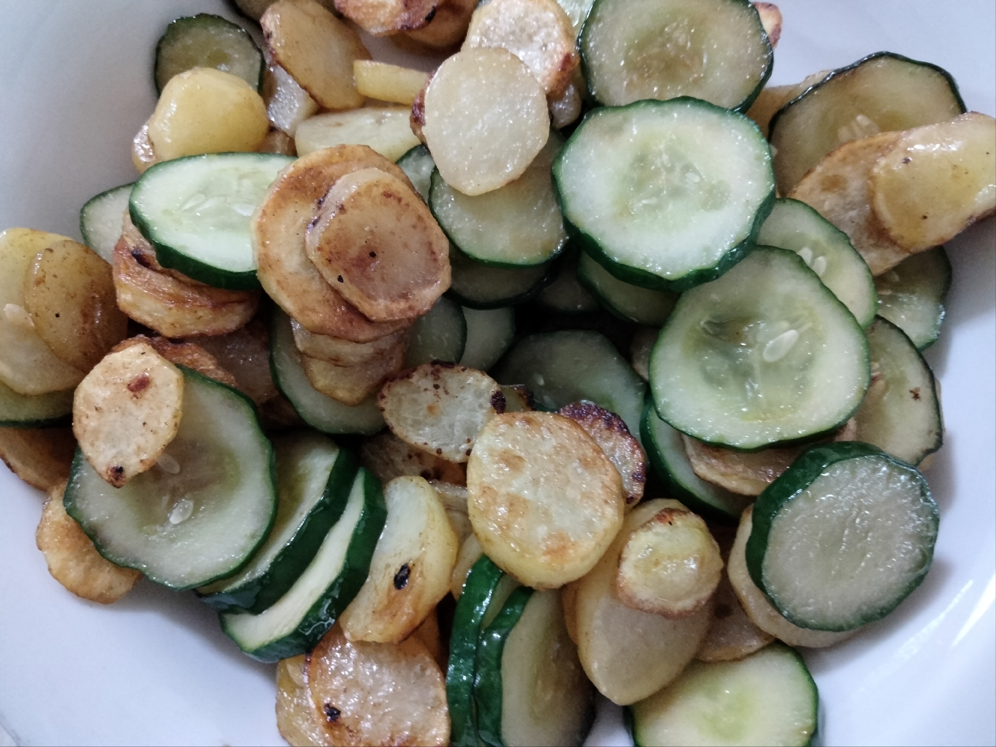 小粒 ジャガイモときゅうりのコンソメ 炒め