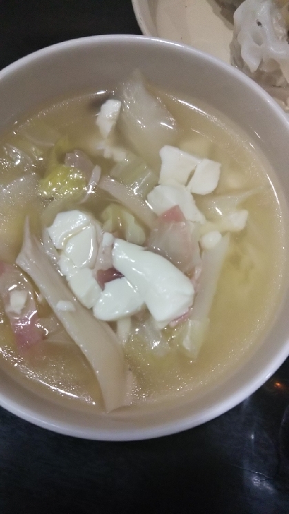 キャベツ 小松菜 豆腐 ベーコンのシャンタンスープ