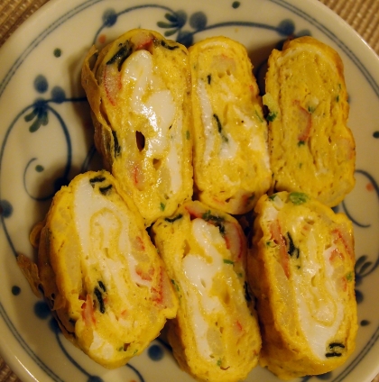 お弁当用に焼きました。カニカマとネギの卵焼きは作った事があったのですが、海苔を少し加えただけで風味が変わって美味しかったです。ご馳走様☆