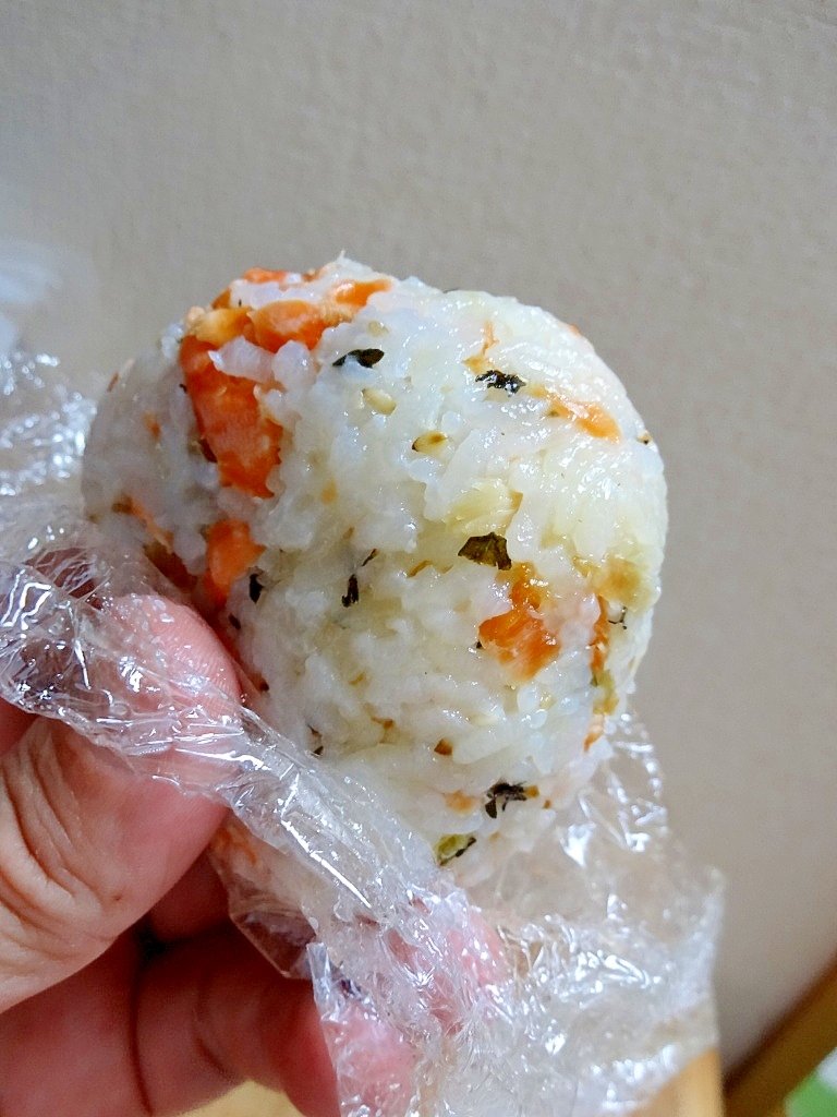 新潟山形発!朝ごはんに★手ほぐし鮭と青菜のおにぎり