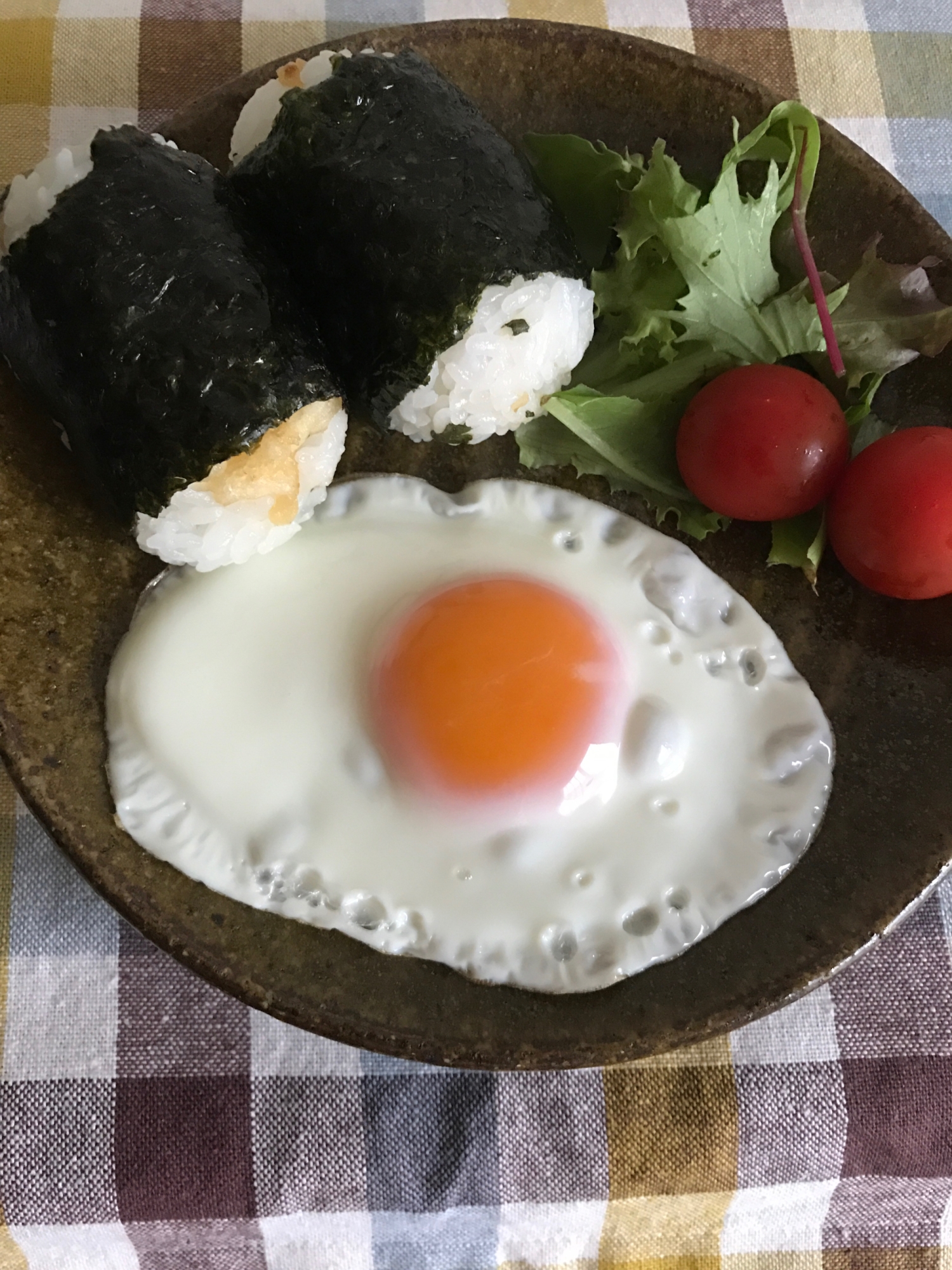 青じそと天かすのおむすびと目玉焼きの朝ごはん