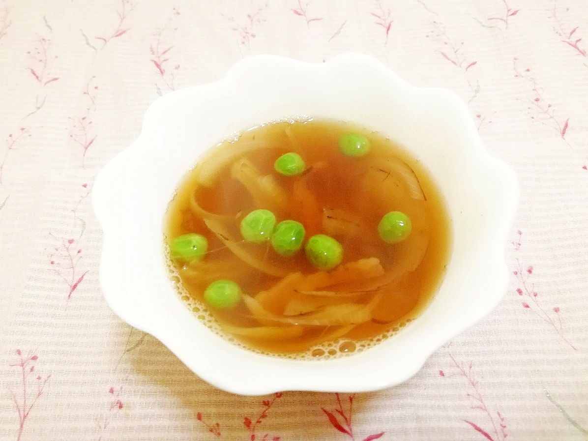 グリーンピースとベーコンの玉葱スープ