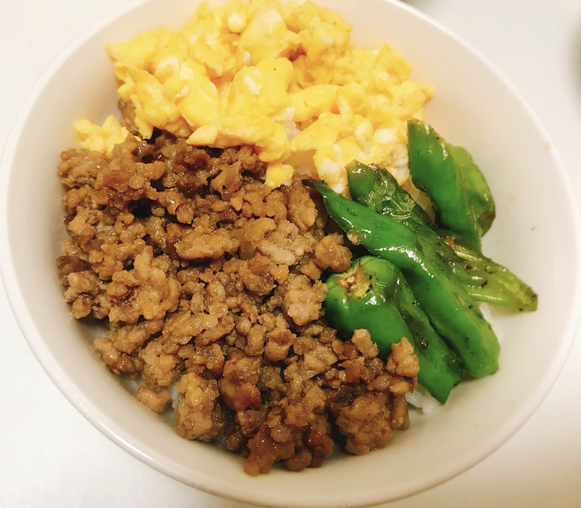 簡単丼♪ししとう入りのそぼろ3色丼