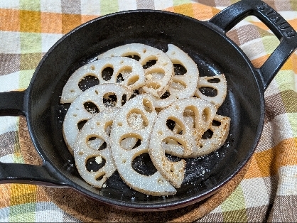 簡単おつまみ♡蓮根のチーズ＆ペッパー焼き