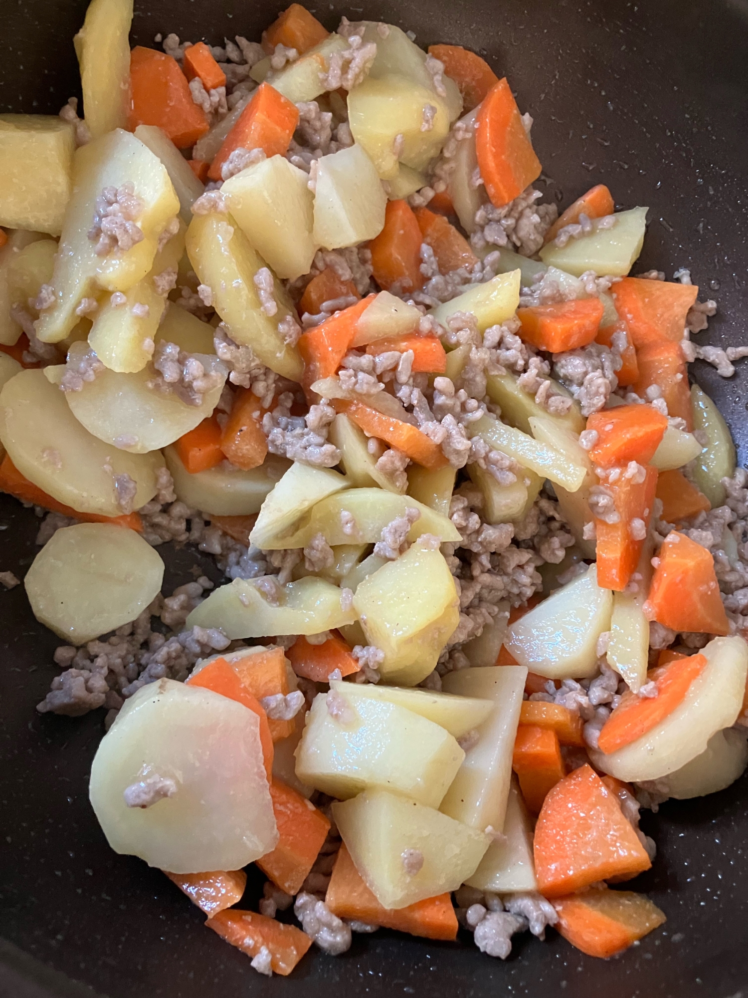 人参とじゃがいもとひき肉のカレー炒め