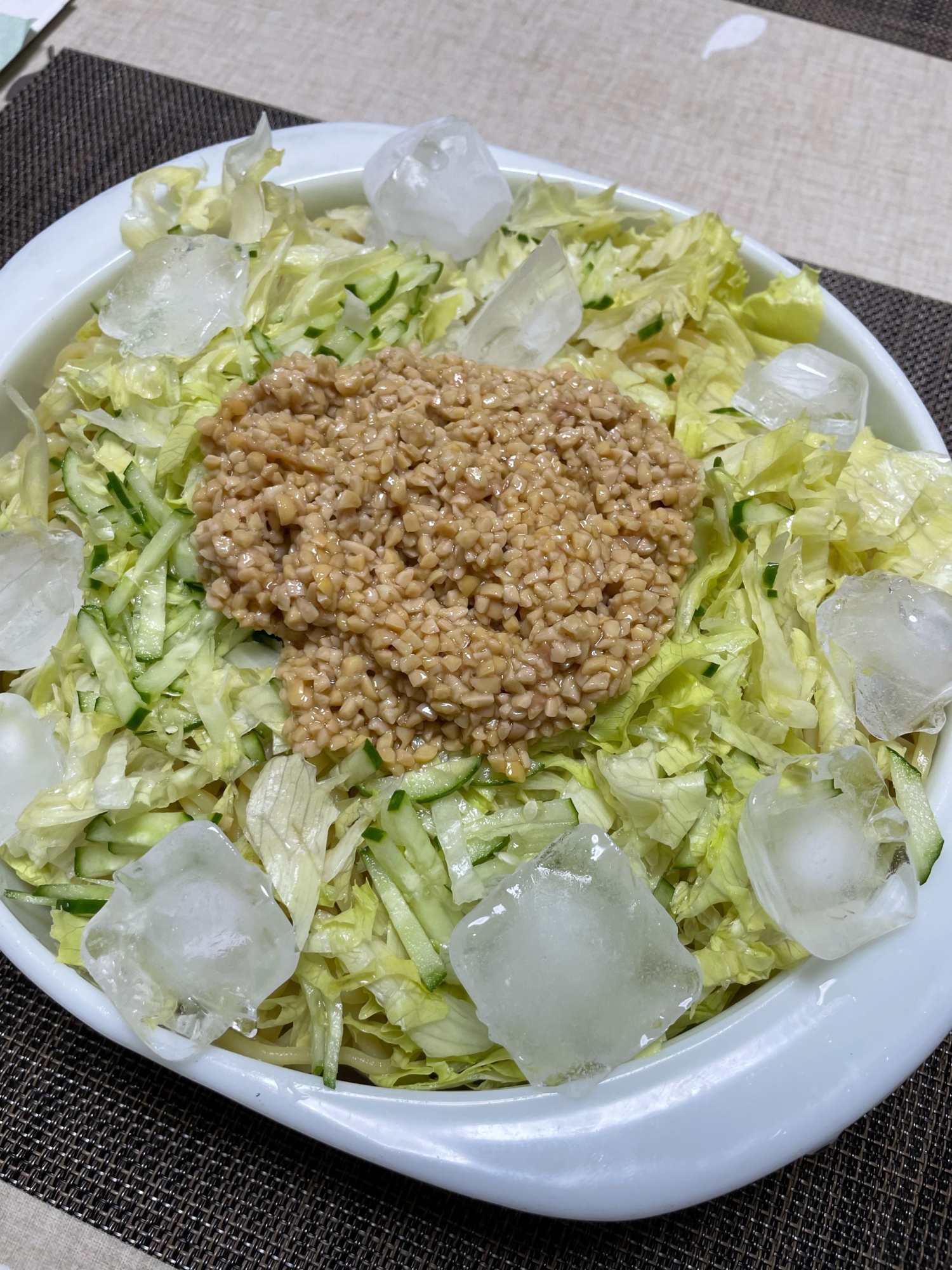 冷たいサラダラーメン？納豆付き　色味が…