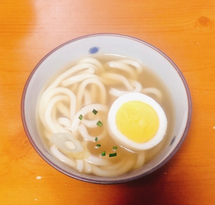 半熟茹で卵と竹輪のうどん