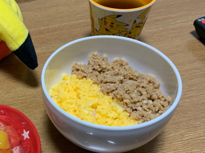 初めて作ったそぼろ丼ですが、最初たまごが甘すぎたかなあって思ったらそぼろの味が濃い目だったのでちょうど良かったです( ˊ̱˂˃ˋ̱ )