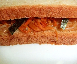 にんじんのきんぴらとなめたけのサンドイッチ