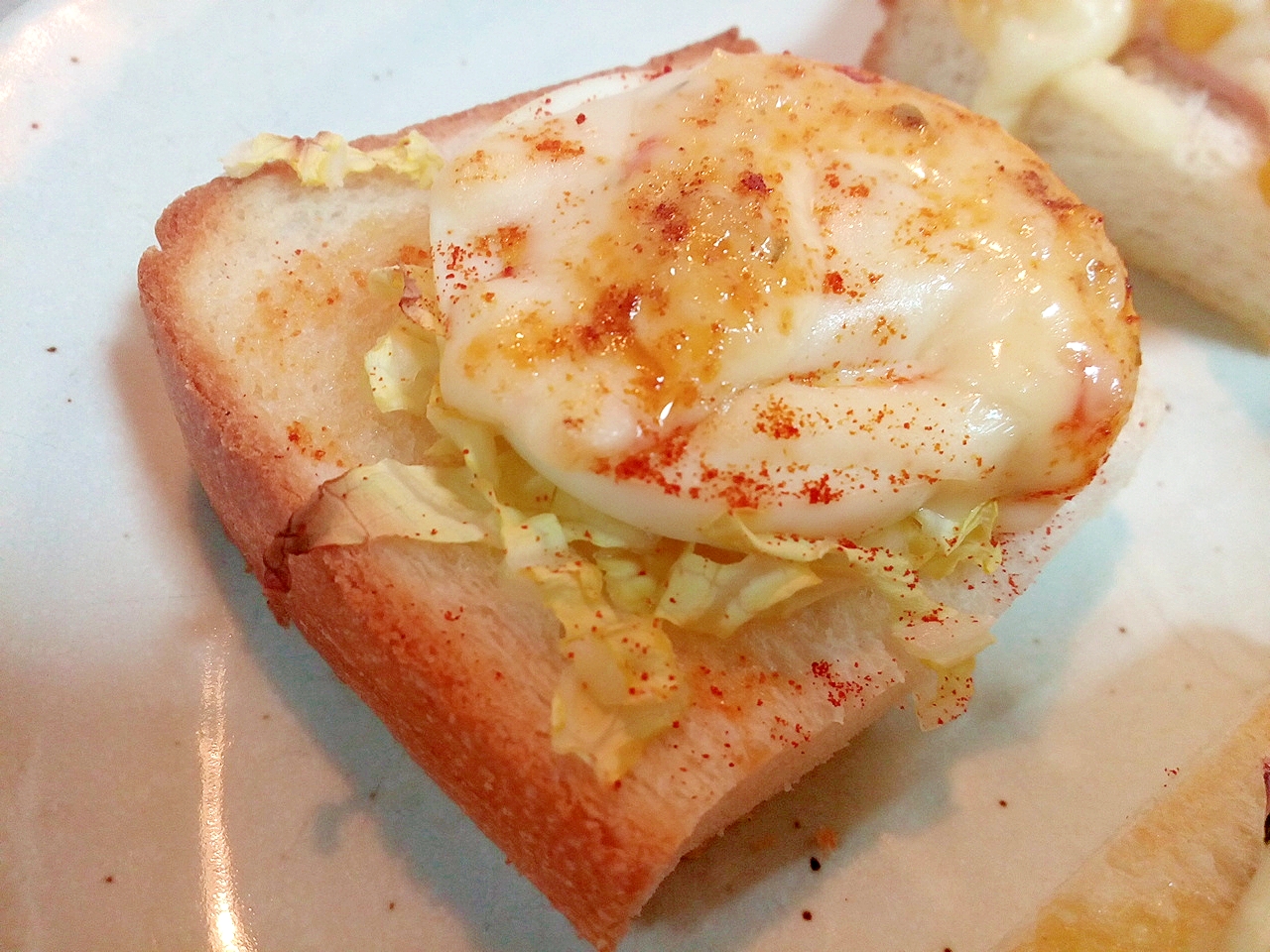白菜とゆで卵ととろけるチーズのミニトースト