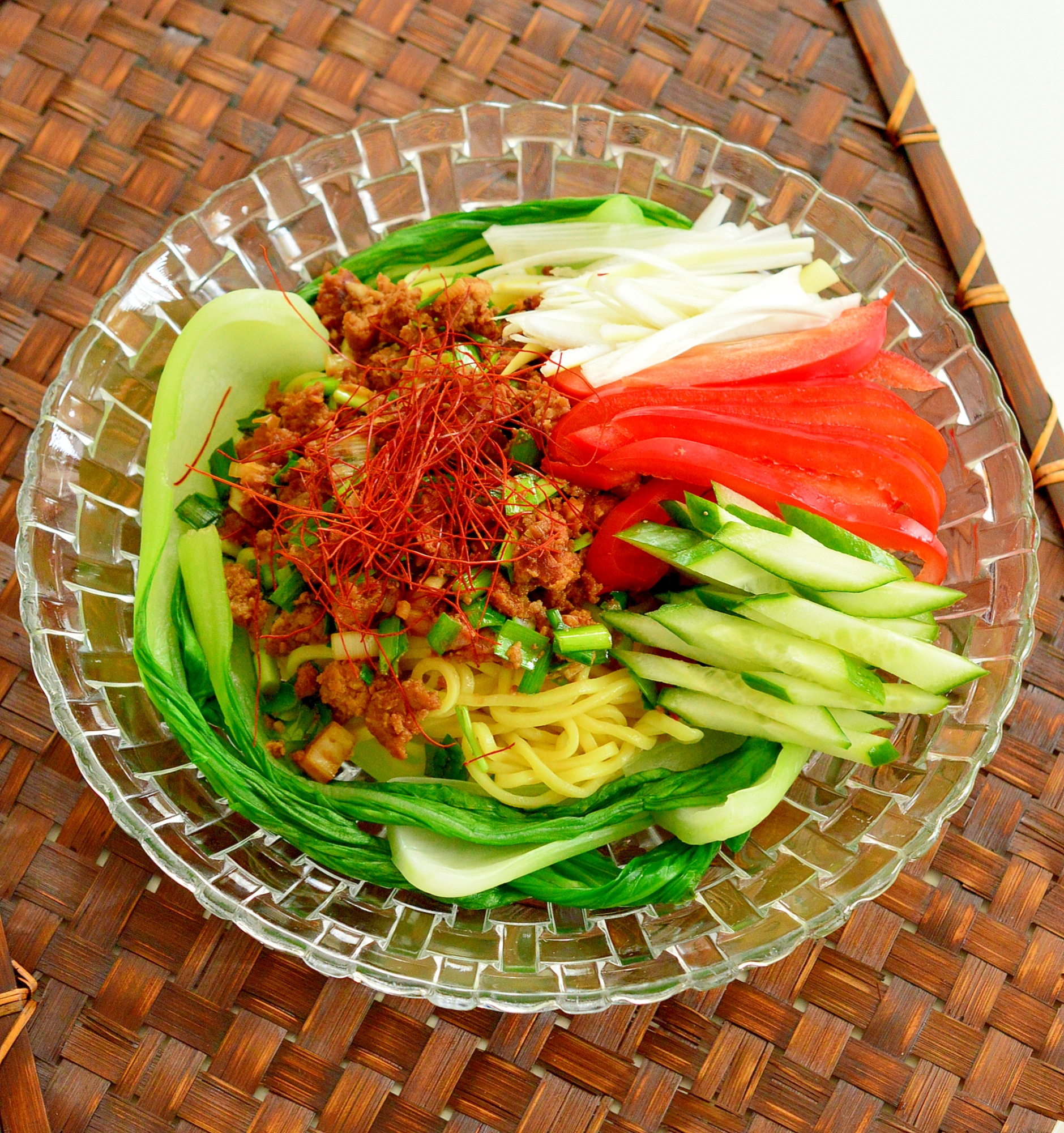 ハンバーグリメイク♪ニラと彩り野菜のジャージャー麺