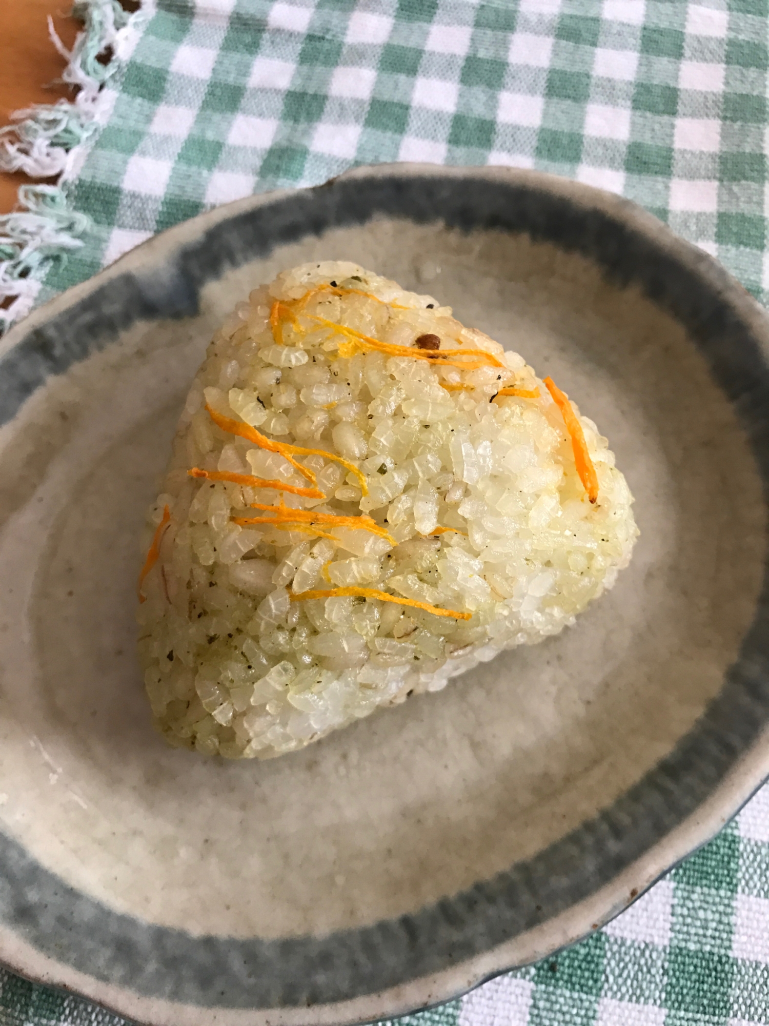 人参と粉チーズバジルソースの混ぜごはん焼きおにぎり