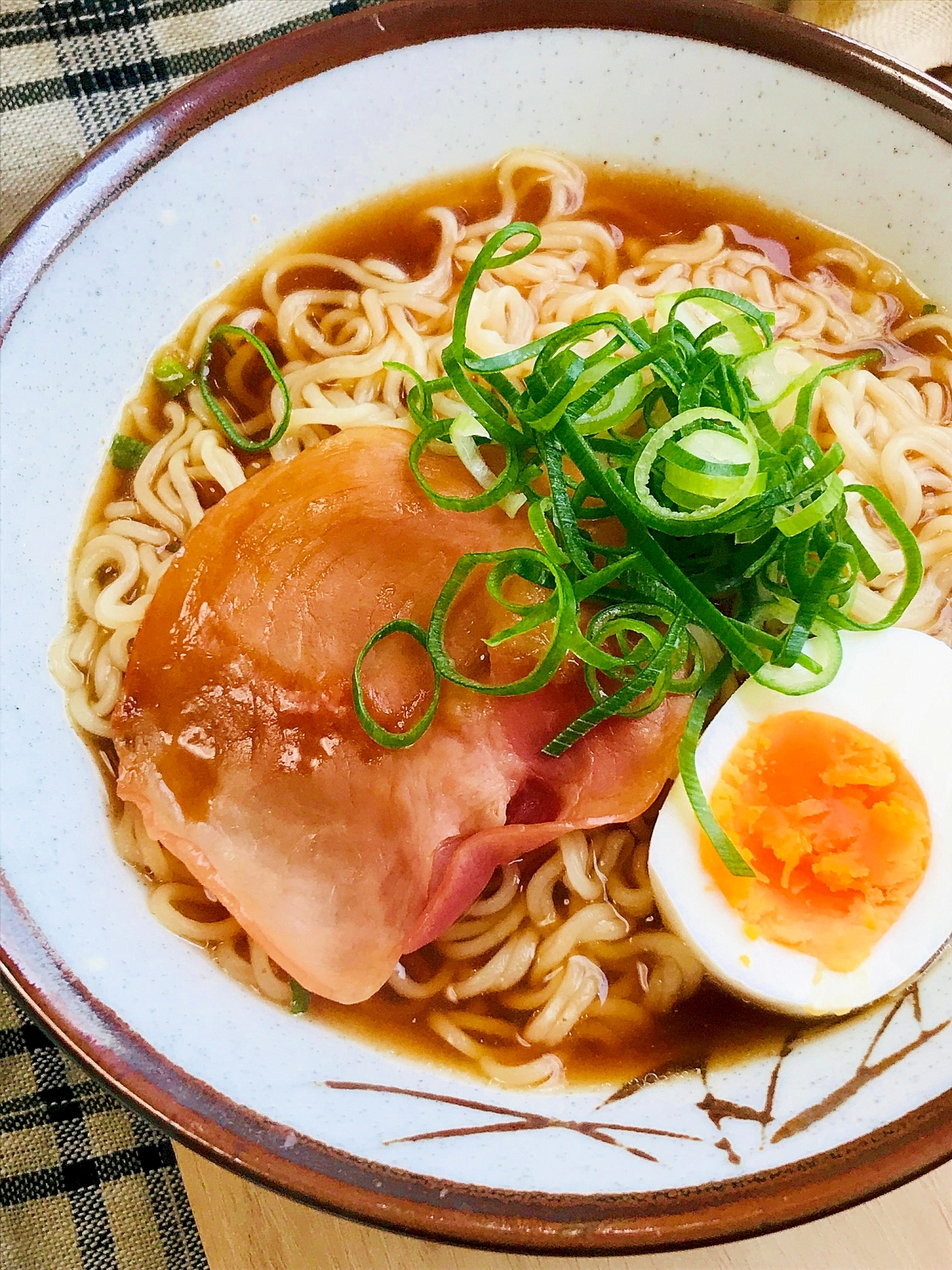 インスタントラーメン●ハムチャーシュー