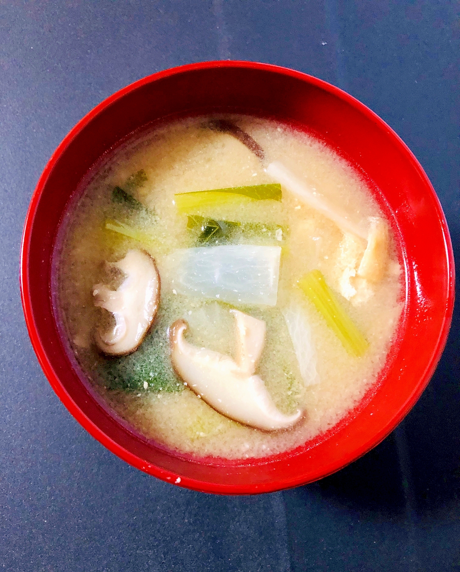 大根と小松菜と椎茸と油揚げの味噌汁
