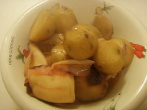 ルクルーゼで里芋と小イカの煮物