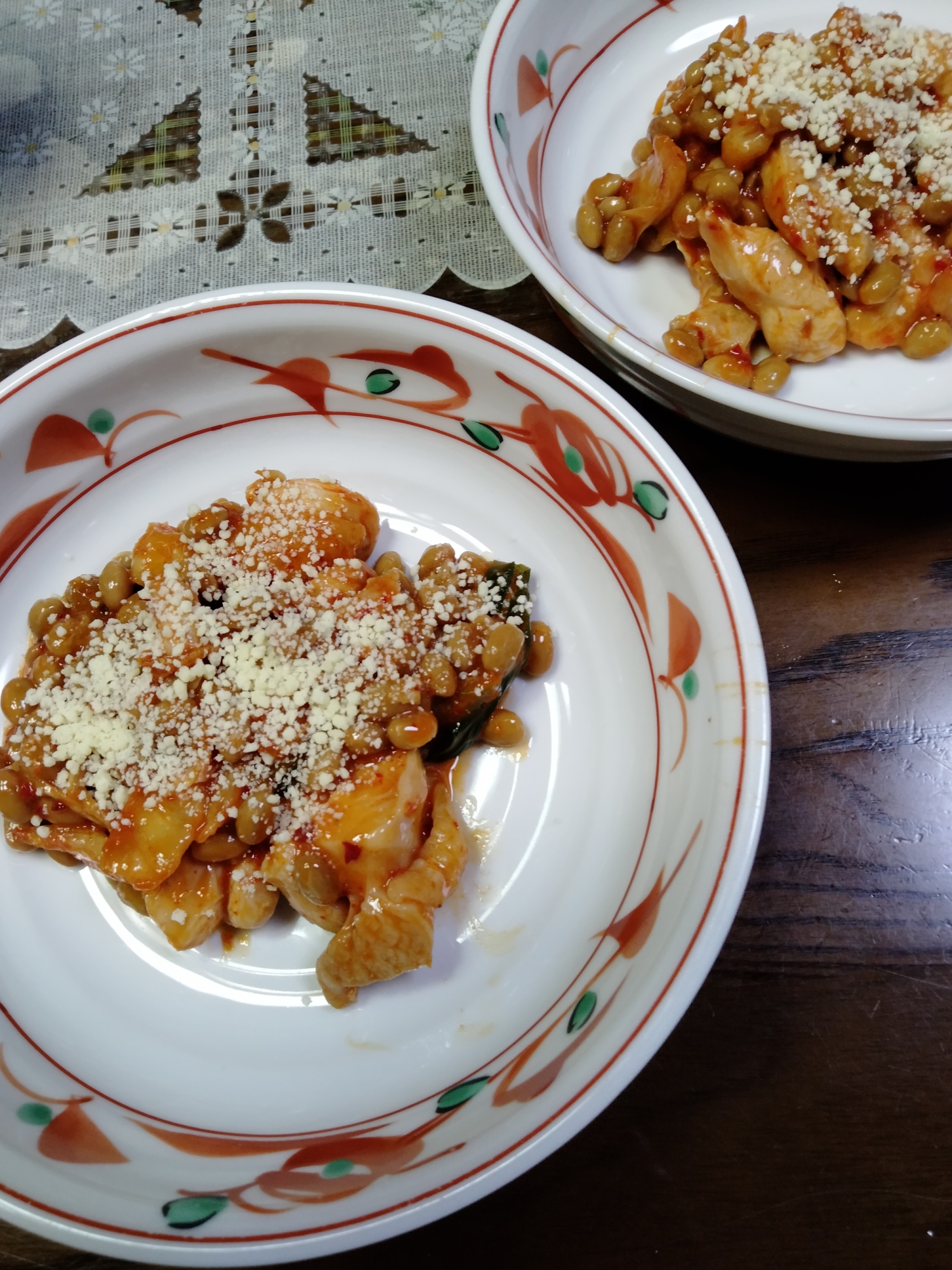 鶏もも肉キムチ炒めと納豆と粉チーズの和え物