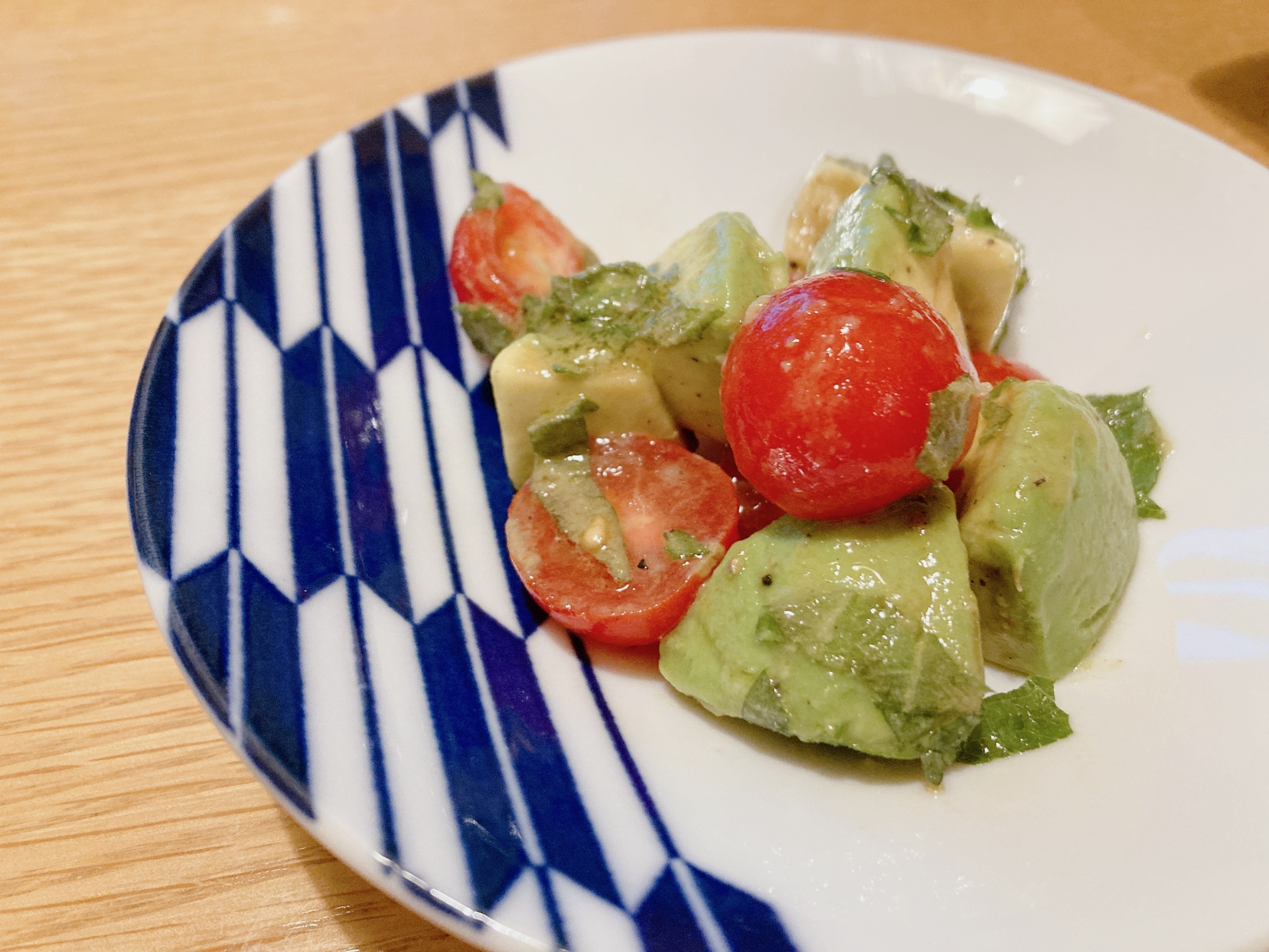 大葉で爽やか♪トマトとアボカドのサラダ