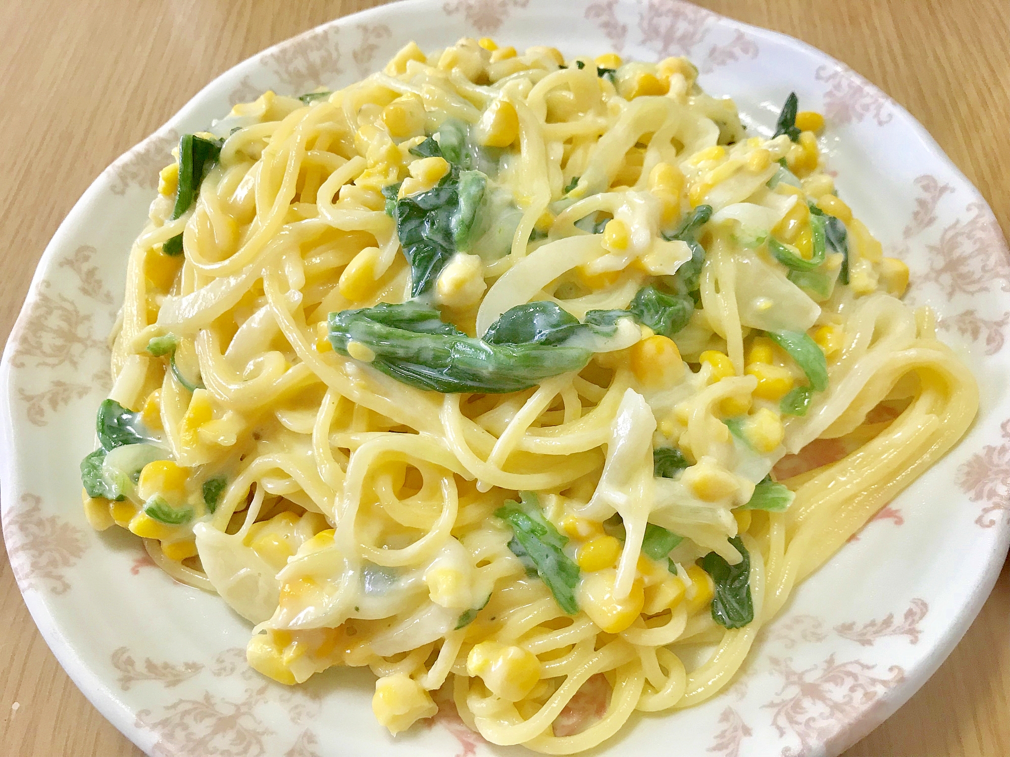 コーンとほうれん草のクリームパスタ