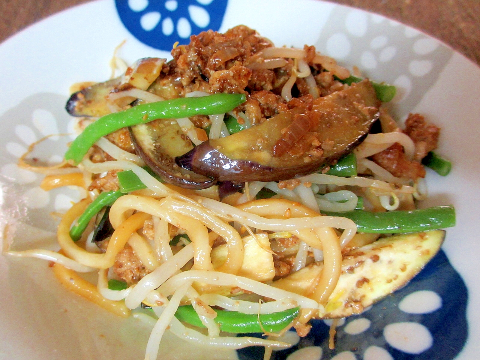 ひき肉、ナス、インゲンの焼きうどん