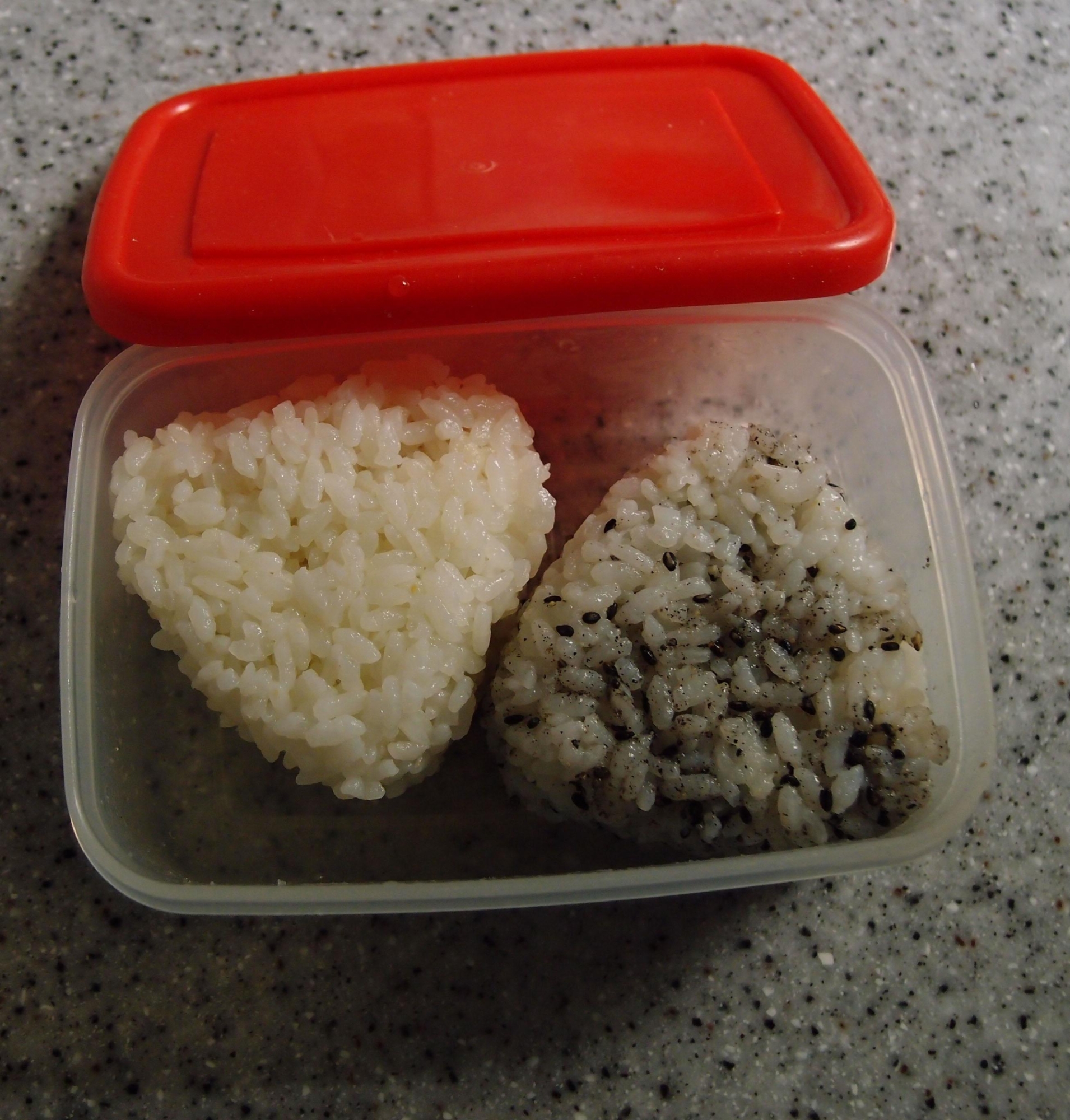 むきエビのおにぎりお弁当(エビチリ&エビマヨ風?)