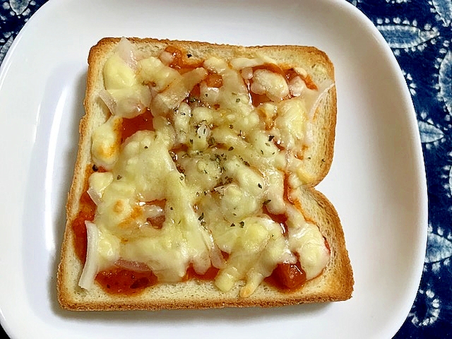 トマトソースと玉ねぎのチーズトースト