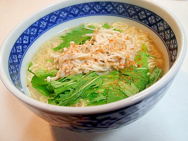 水菜とえのき茸のピリ辛豚骨ラーメン