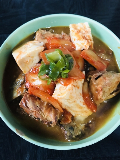 レシピを参考にして作ってみました。サバの味噌煮とキムチ、豆腐の相性がよくて栄養豊富な一品ですね。味噌の甘みとキムチの辛みがご飯によく合って美味しく頂けました。