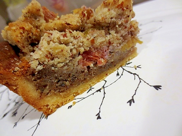 白い皿に盛られたルバーブのタルト