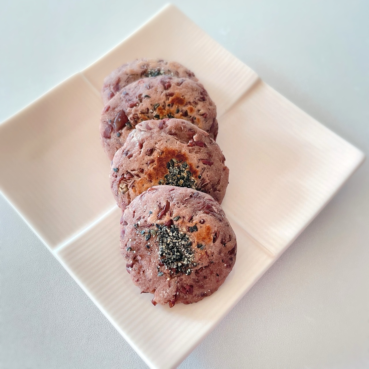 混ぜて焼くだけ！ごま油かおる小豆のおやき