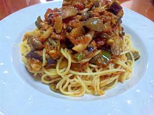 イワシの味噌煮缶と茄子とキノコのトマトソースパスタ