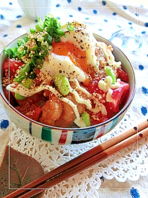 丼に盛り付けた鶏唐揚げと温泉卵のトマト丼